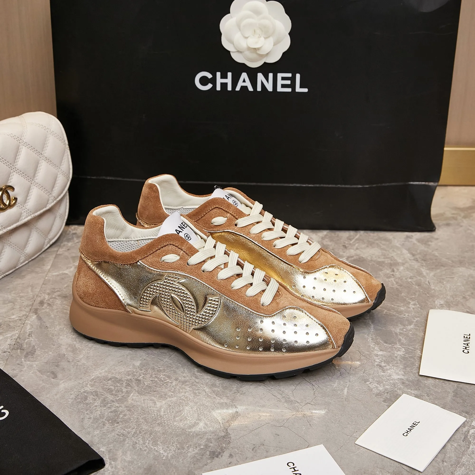 👟👟Ex-factory price 560👟👟 Chanel Grandma 2024 counter top casual sports shoes This classic design; the upper is electro-embroidered with a variety of techniques; the outsole is fashionable and sporty; it is unusual to incorporate a variety of color matching elements... The diversified mix and match is very good-looking and versatile, casual, fashionable, sports and outdoor can be taken into account... ꫛꫀꪝ Go➫ Material: ❶Upper is made of: Original imported high silk cow suede + small fragrance fabric ❷Inner lining: original imported breathable sheepskin lining ❸Outsole based on: original TPU combination outsole Special counter boutique packaging complete set for women 35–41